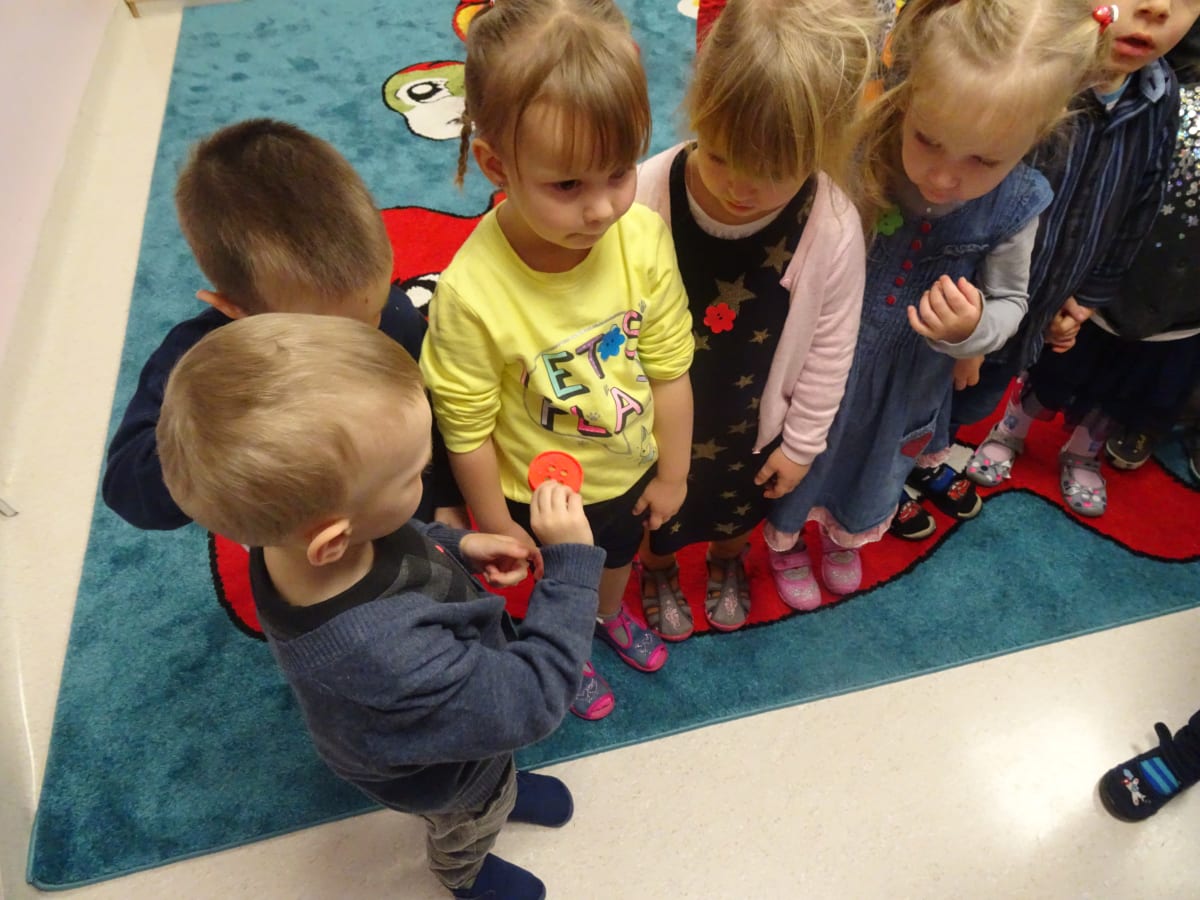 Miniaturka zdjęcia obrazującego osoby podczas wydarzenia pt.Dzień Guzika