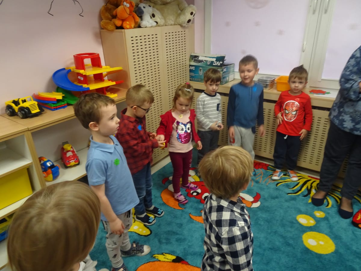 Miniaturka zdjęcia obrazującego osoby podczas wydarzenia pt.Dzień Guzika