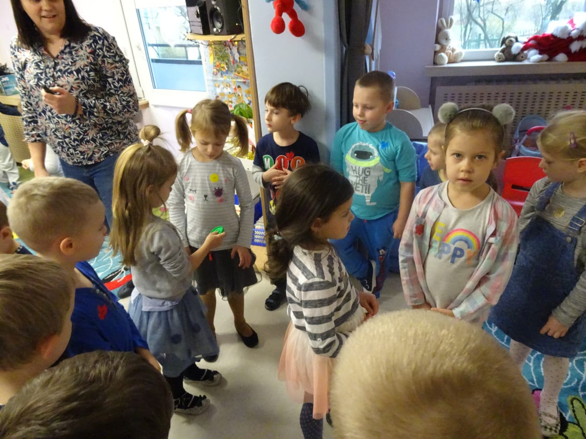 Miniaturka zdjęcia obrazującego osoby podczas wydarzenia pt.Dzień Guzika