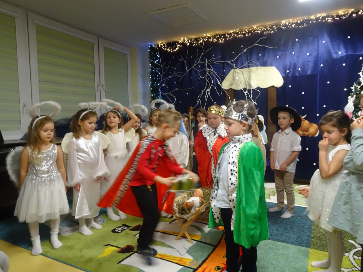 Osoby podczas wydarzenia pt.Jasełka w Tygryskach