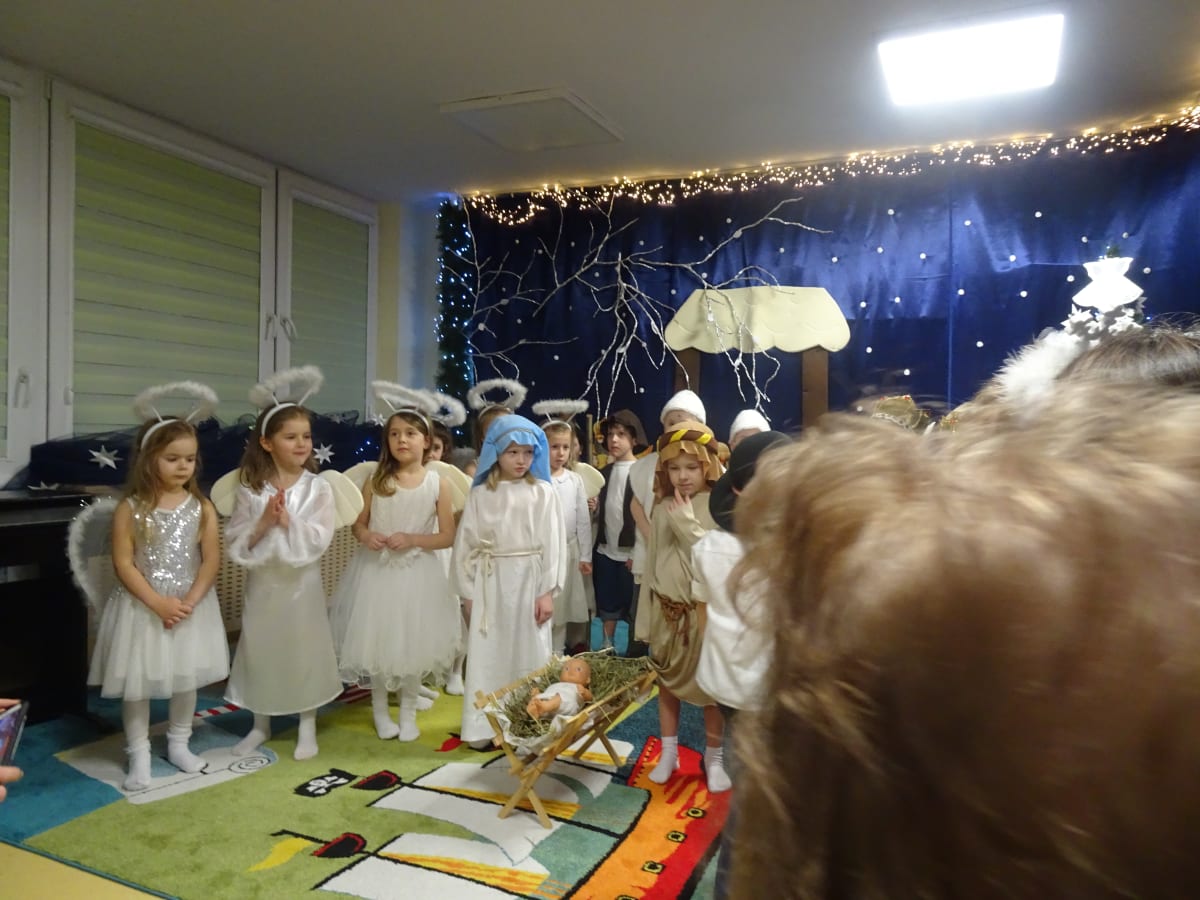 Miniaturka zdjęcia obrazującego osoby podczas wydarzenia pt.Jasełka w Tygryskach