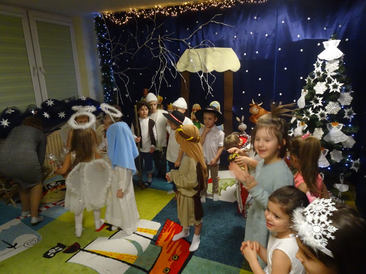 Miniaturka zdjęcia obrazującego osoby podczas wydarzenia pt.Jasełka w Tygryskach