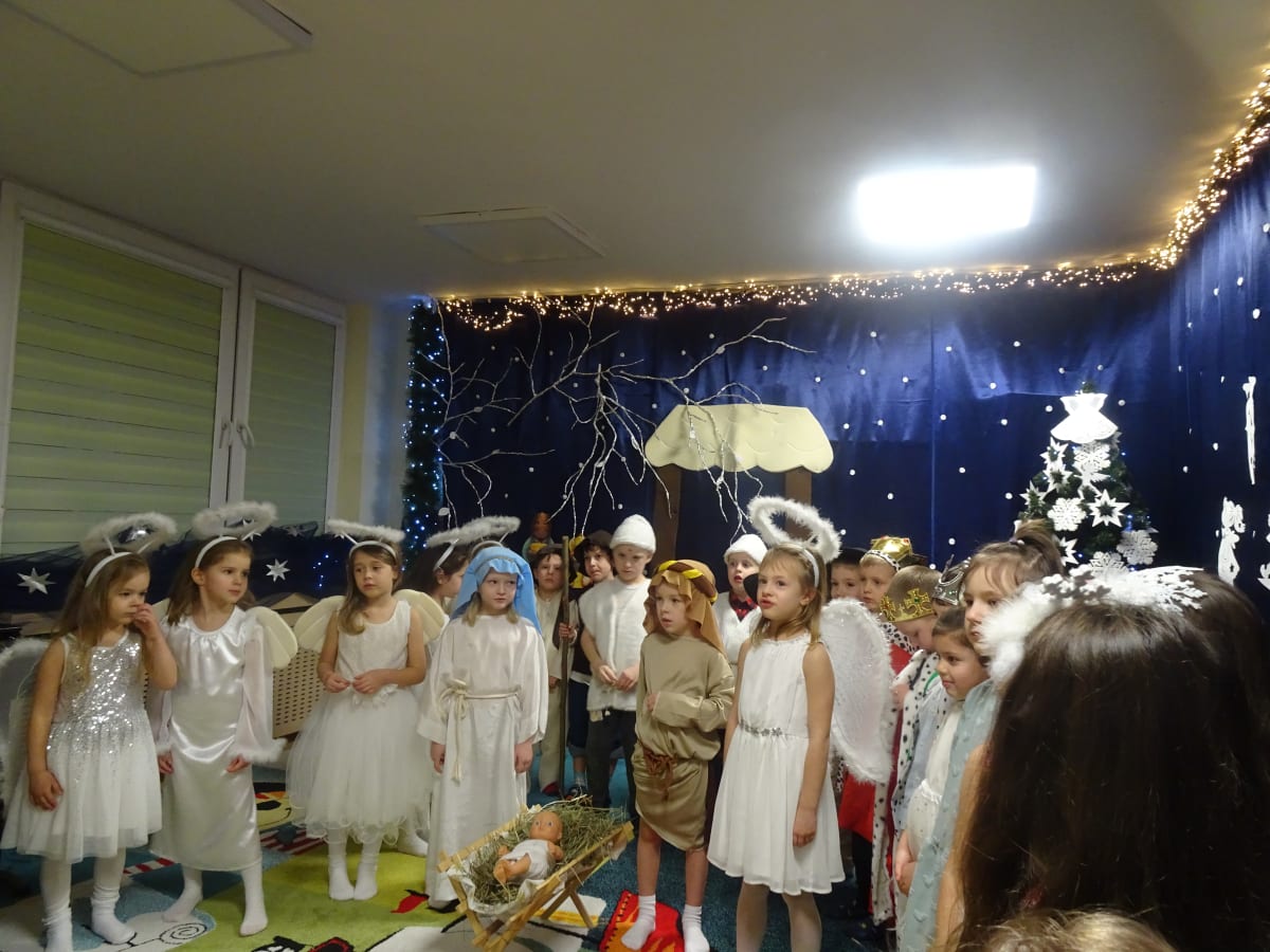 Miniaturka zdjęcia obrazującego osoby podczas wydarzenia pt.Jasełka w Tygryskach