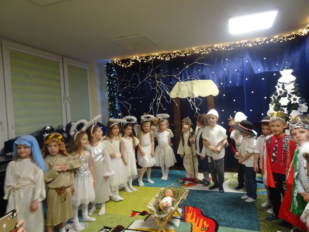 Miniaturka zdjęcia obrazującego osoby podczas wydarzenia pt.Jasełka w Tygryskach