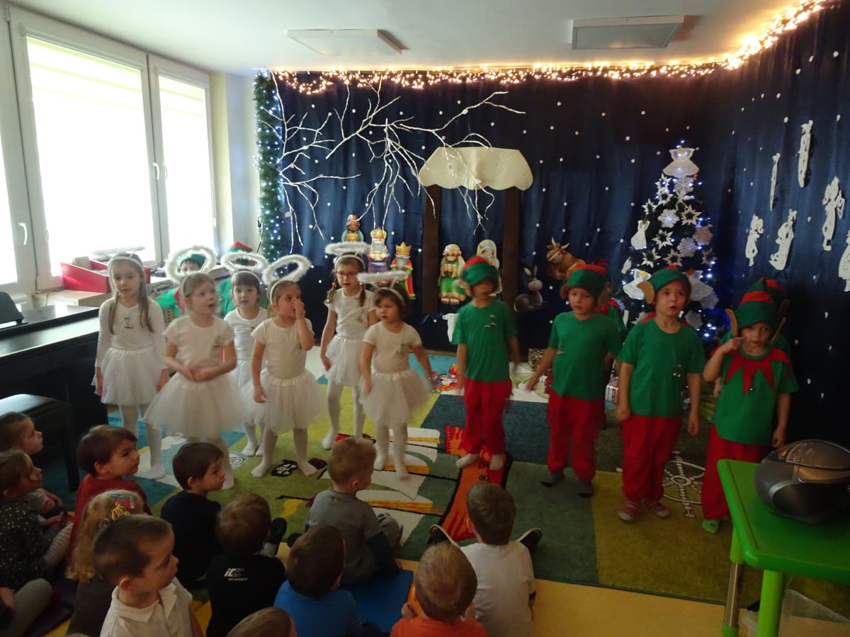 Miniaturka zdjęcia obrazującego osoby podczas wydarzenia pt.Przedstawienie Świąteczne w Misiach - "Elfy i Aniołki"