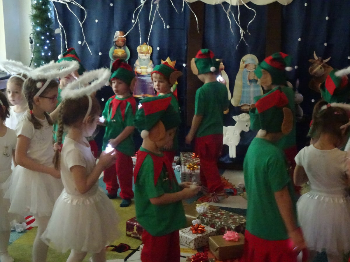 Miniaturka zdjęcia obrazującego osoby podczas wydarzenia pt.Przedstawienie Świąteczne w Misiach - "Elfy i Aniołki"