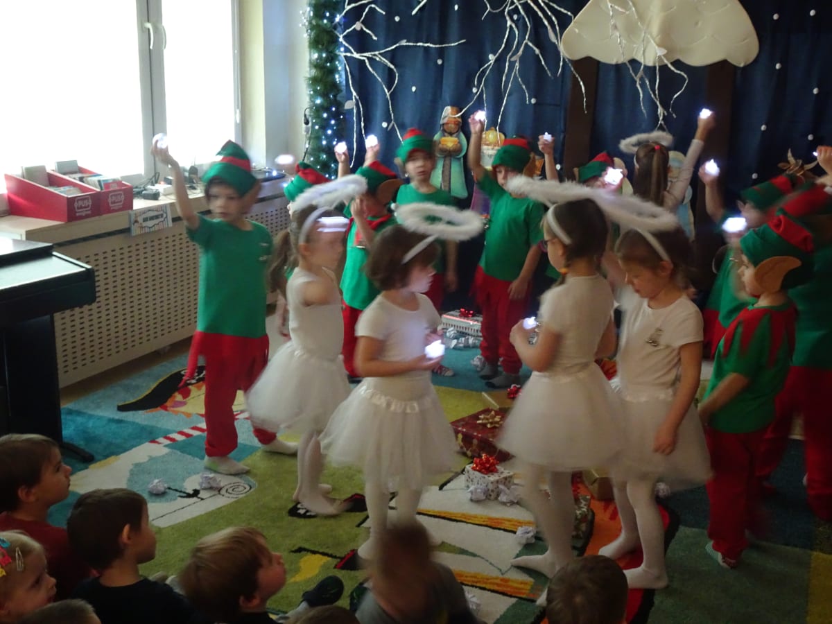 Miniaturka zdjęcia obrazującego osoby podczas wydarzenia pt.Przedstawienie Świąteczne w Misiach - "Elfy i Aniołki"