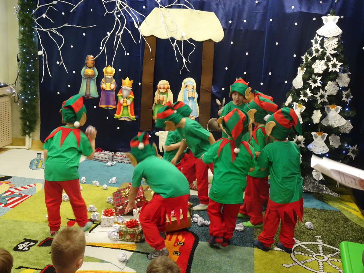 Miniaturka zdjęcia obrazującego osoby podczas wydarzenia pt.Przedstawienie Świąteczne w Misiach - "Elfy i Aniołki"