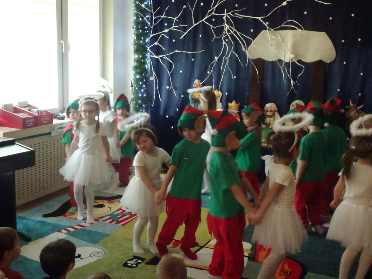 Miniaturka zdjęcia obrazującego osoby podczas wydarzenia pt.Przedstawienie Świąteczne w Misiach - "Elfy i Aniołki"