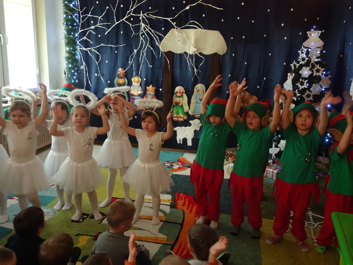 Miniaturka zdjęcia obrazującego osoby podczas wydarzenia pt.Przedstawienie Świąteczne w Misiach - "Elfy i Aniołki"