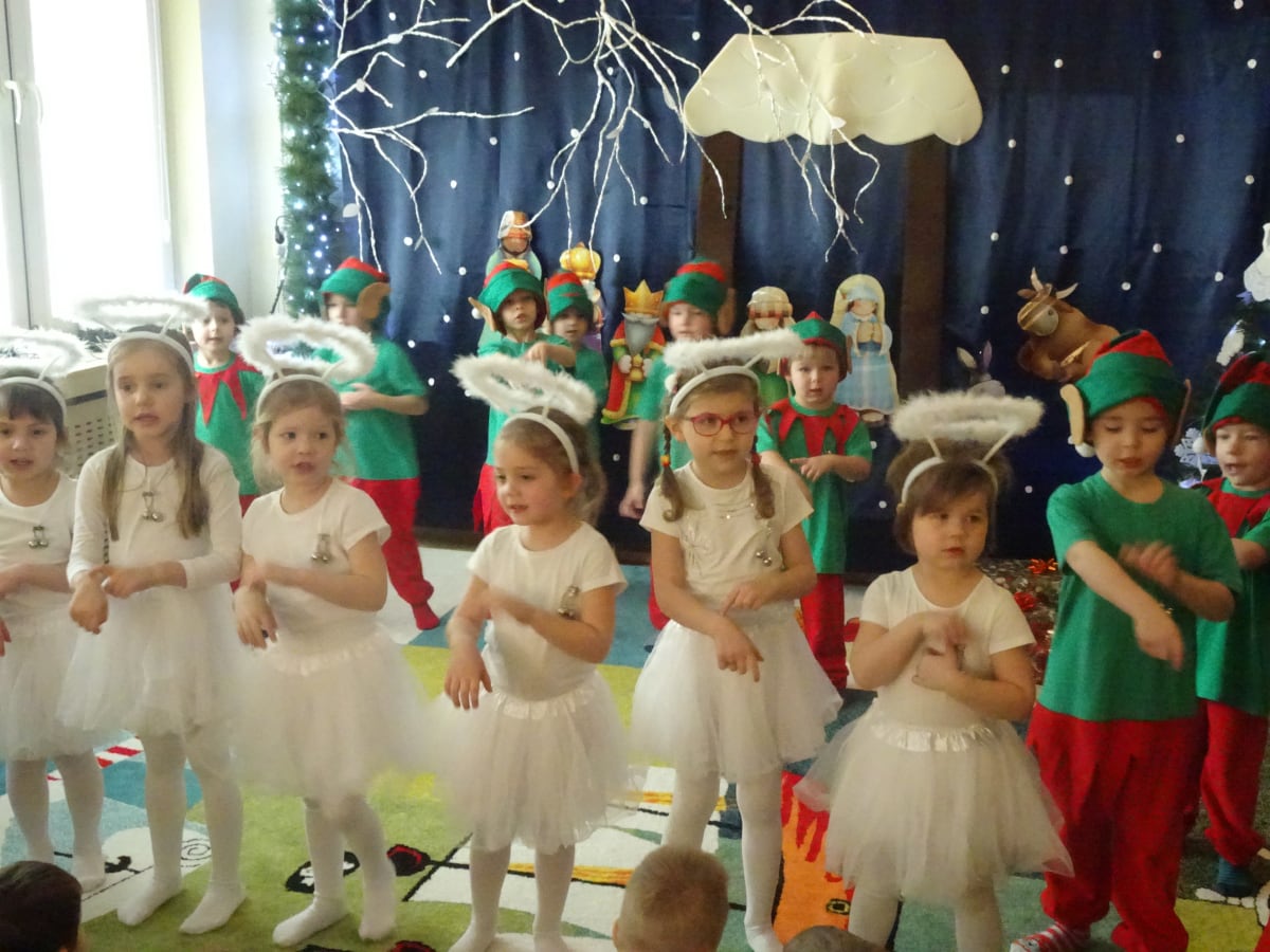 Miniaturka zdjęcia obrazującego osoby podczas wydarzenia pt.Przedstawienie Świąteczne w Misiach - "Elfy i Aniołki"