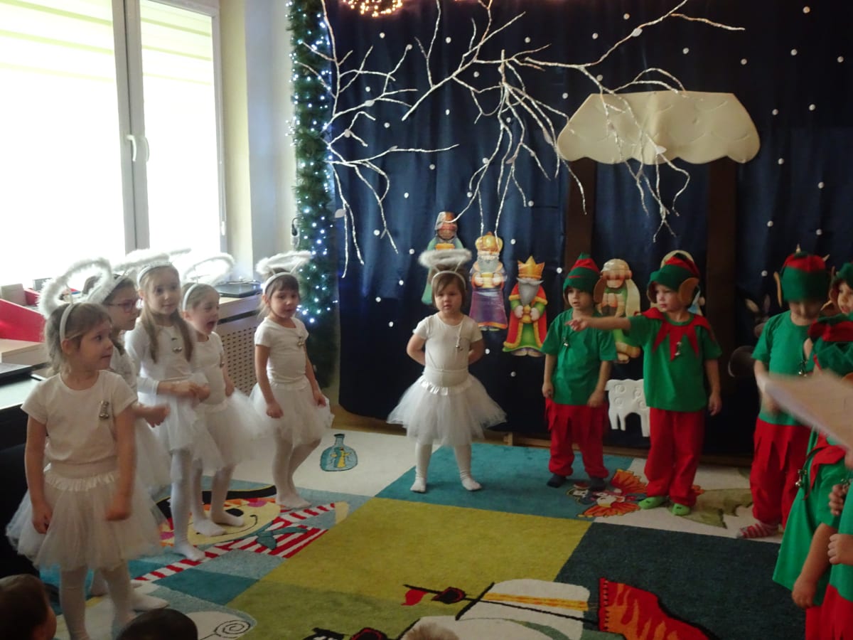 Osoby podczas wydarzenia pt.Przedstawienie Świąteczne w Misiach - "Elfy i Aniołki"
