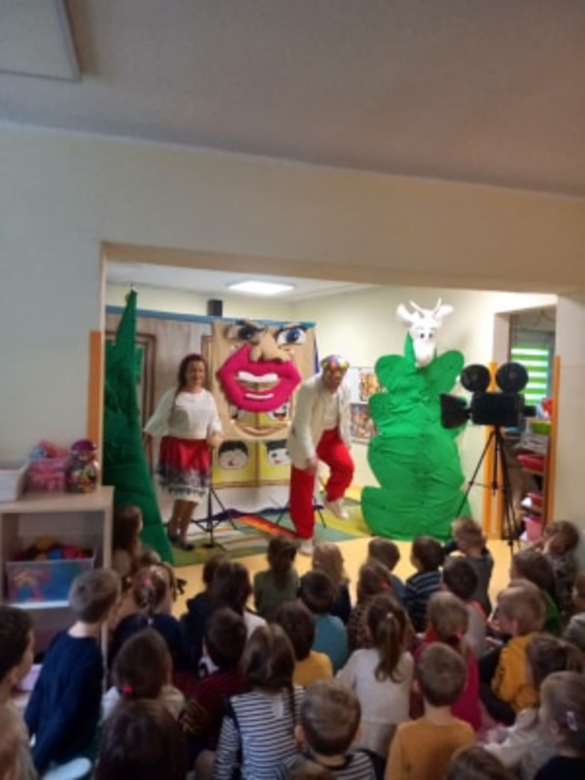 Miniaturka zdjęcia obrazującego osoby podczas wydarzenia pt.teatrzyk "Koziołek Matołek" - językowa łamigłówka