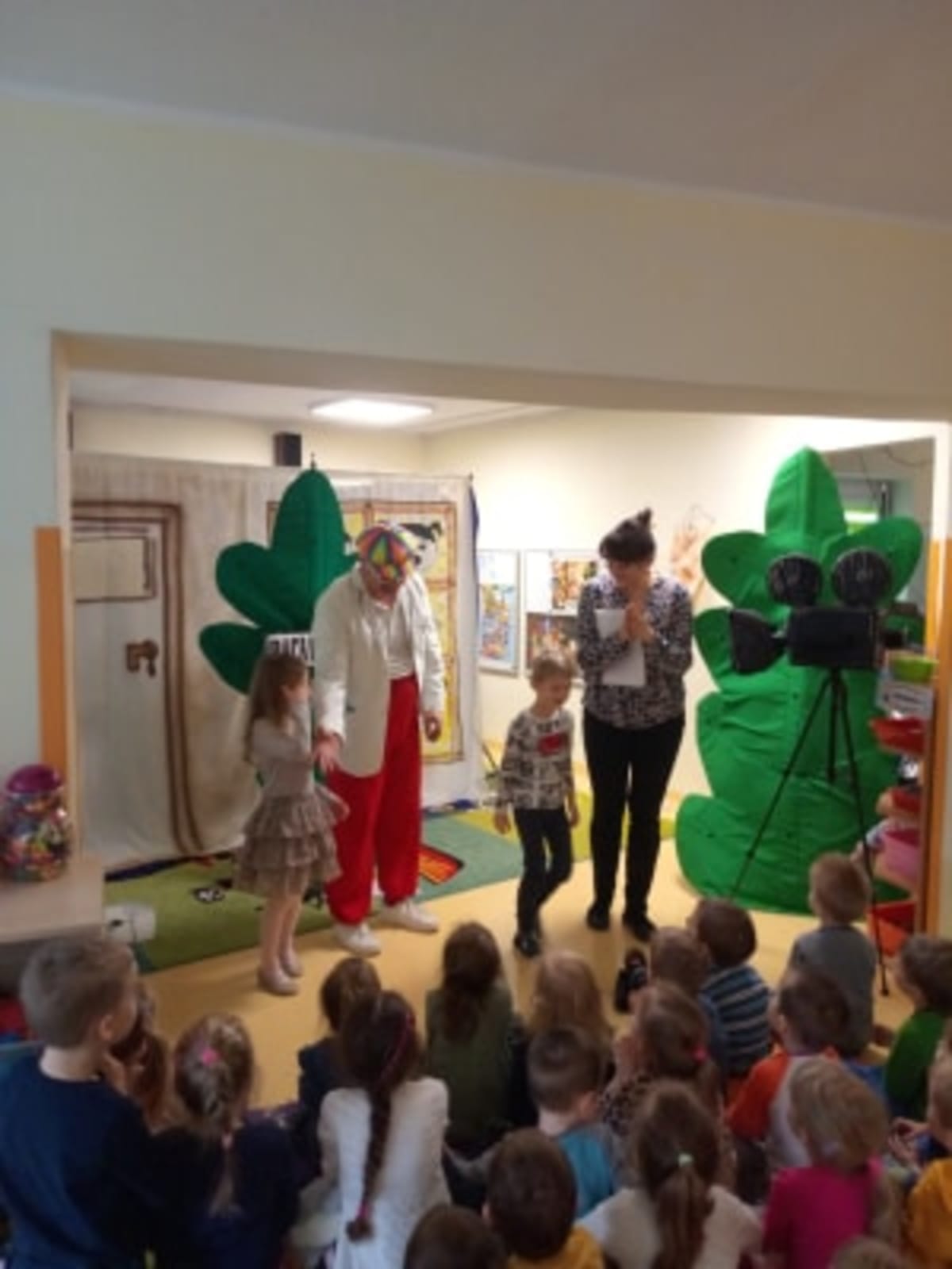 Osoby podczas wydarzenia pt.teatrzyk "Koziołek Matołek" - językowa łamigłówka