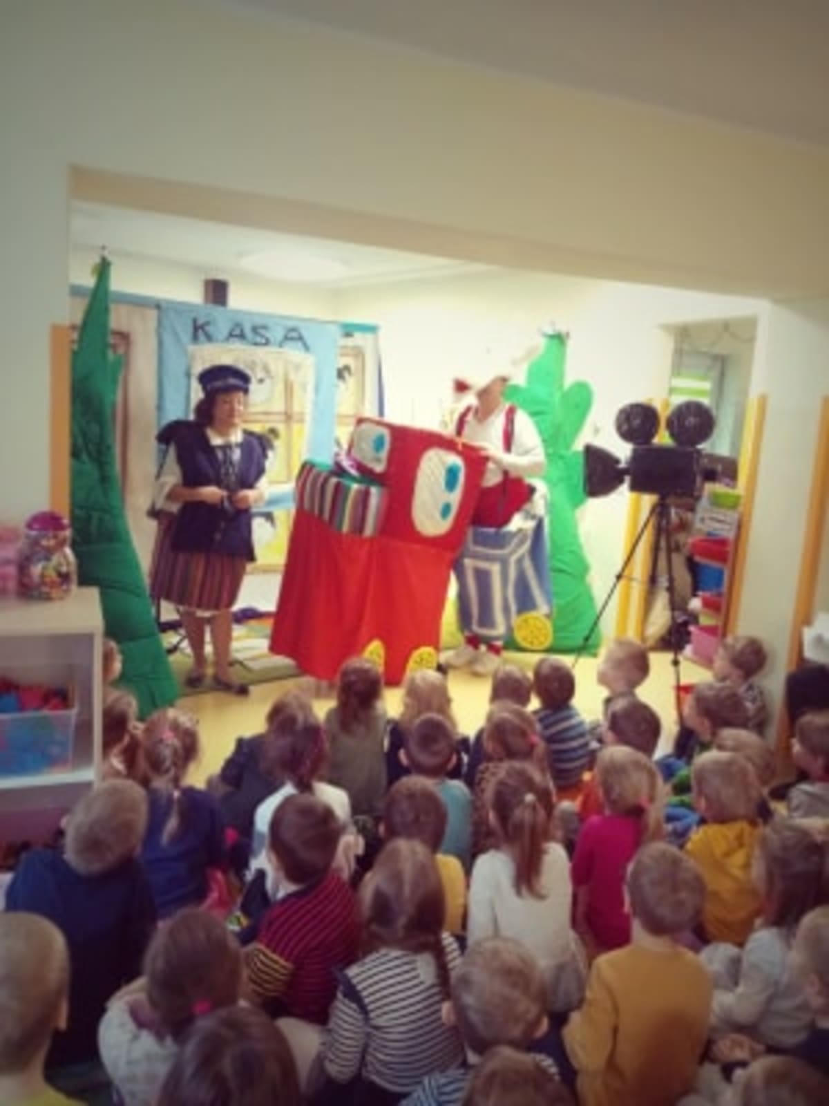 Miniaturka zdjęcia obrazującego osoby podczas wydarzenia pt.teatrzyk "Koziołek Matołek" - językowa łamigłówka