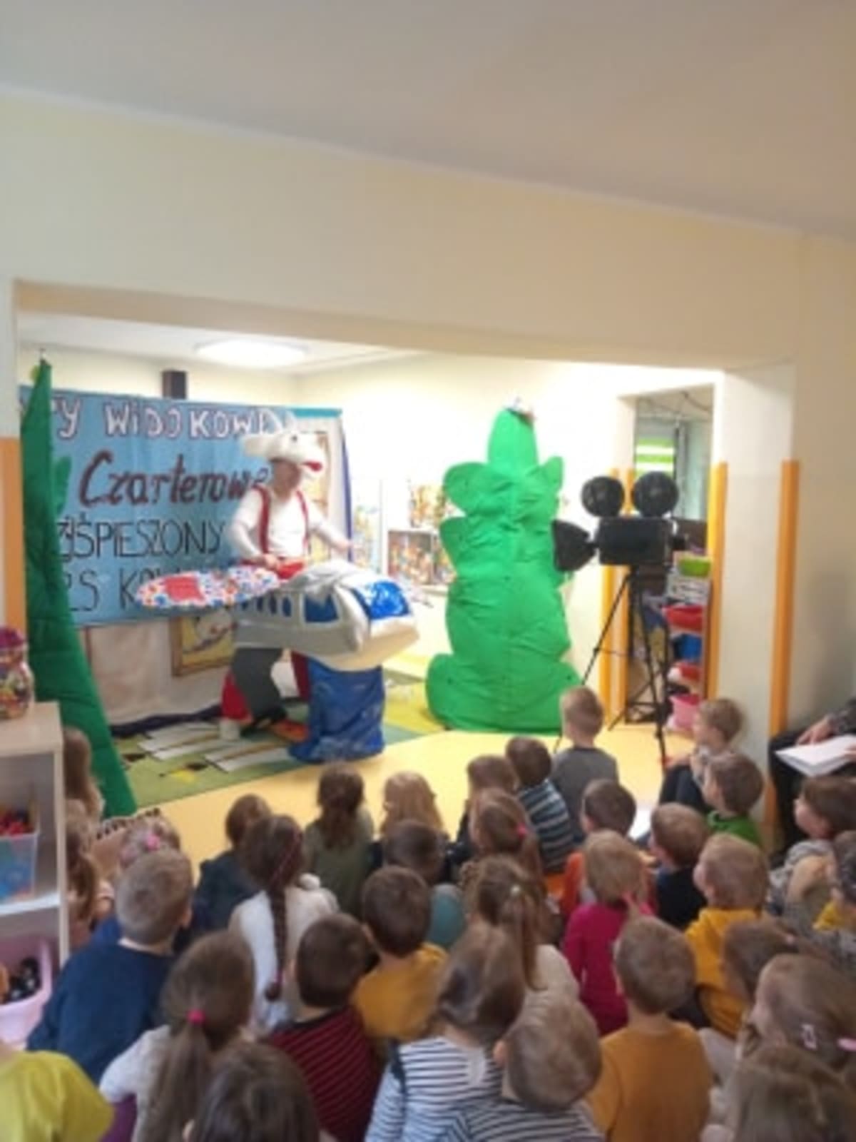 Miniaturka zdjęcia obrazującego osoby podczas wydarzenia pt.teatrzyk "Koziołek Matołek" - językowa łamigłówka