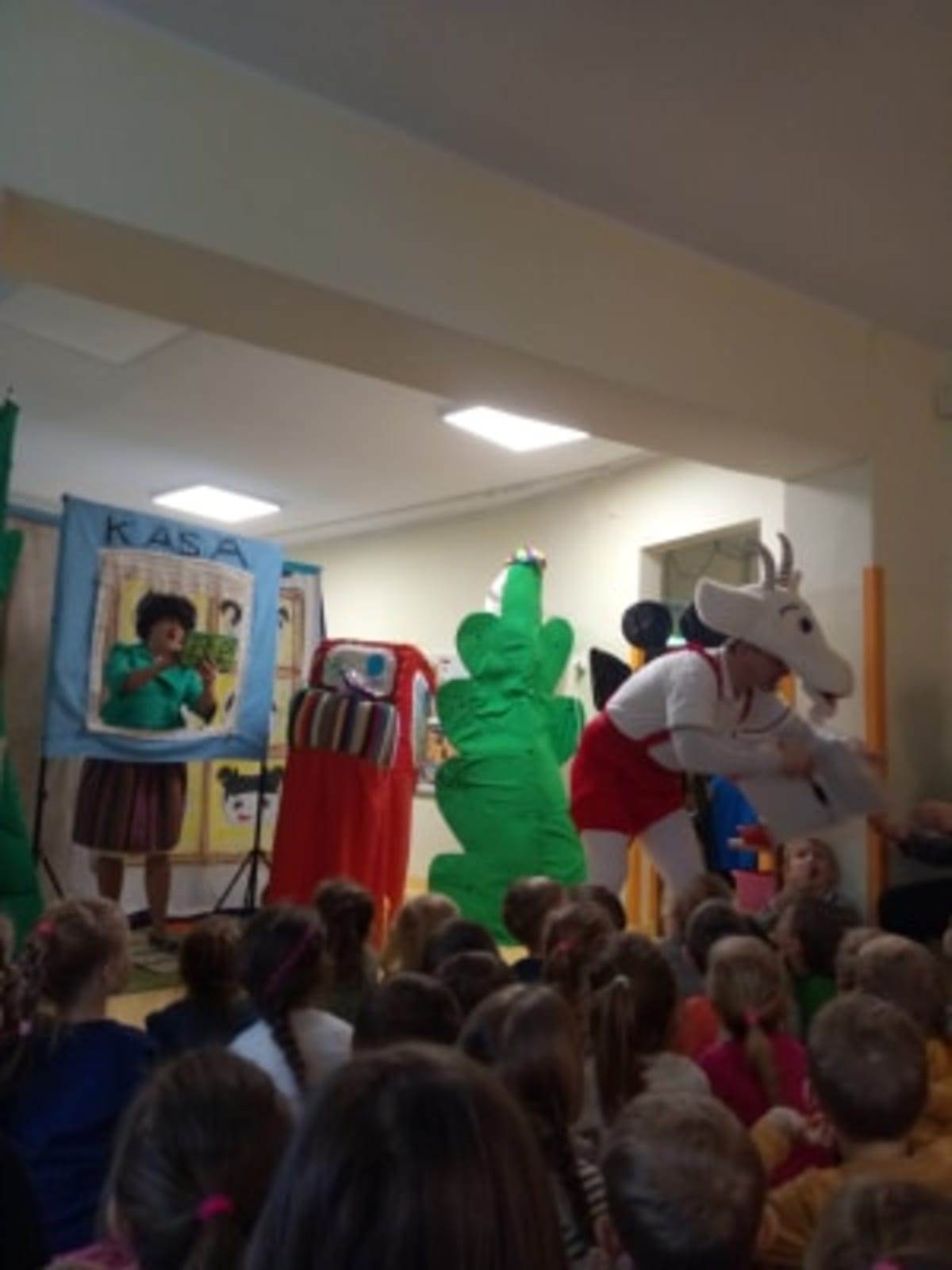 Osoby podczas wydarzenia pt.teatrzyk "Koziołek Matołek" - językowa łamigłówka