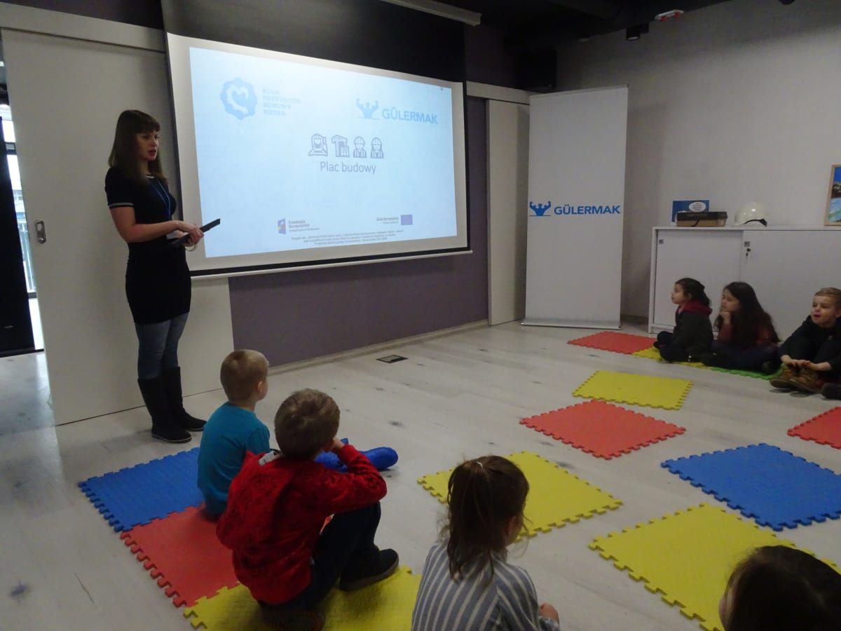 Miniaturka zdjęcia obrazującego osoby podczas wydarzenia pt.Warsztaty dla dzieci "Budowa II linii metra"