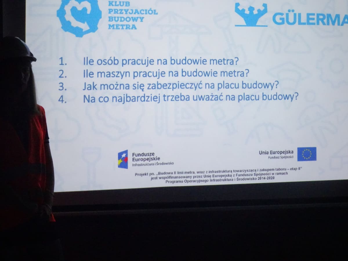 Miniaturka zdjęcia obrazującego osoby podczas wydarzenia pt.Warsztaty dla dzieci "Budowa II linii metra"