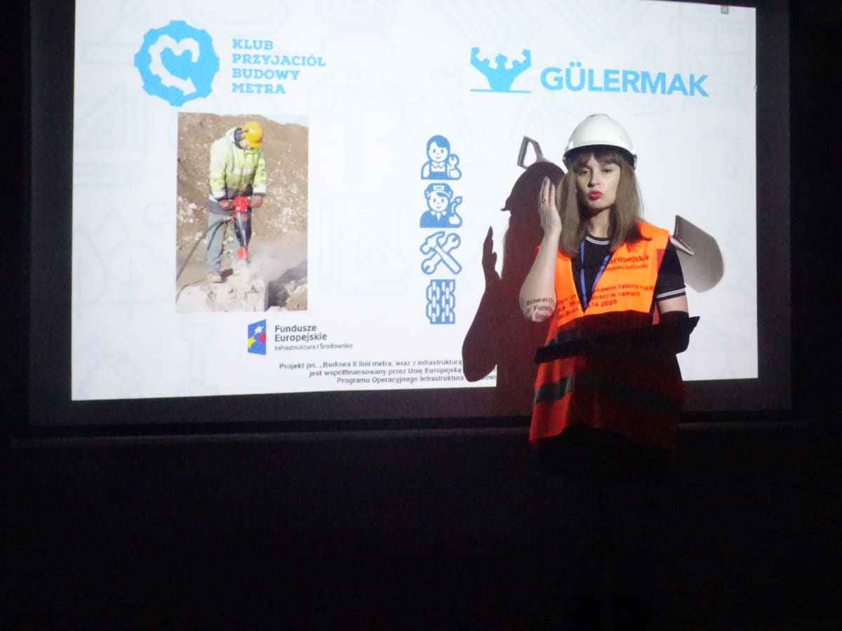 Miniaturka zdjęcia obrazującego osoby podczas wydarzenia pt.Warsztaty dla dzieci "Budowa II linii metra"