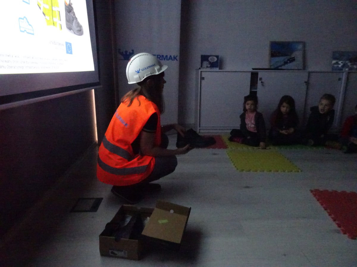 Miniaturka zdjęcia obrazującego osoby podczas wydarzenia pt.Warsztaty dla dzieci "Budowa II linii metra"