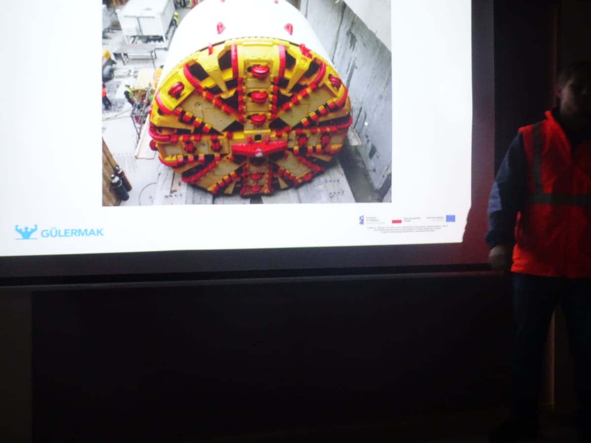 Miniaturka zdjęcia obrazującego osoby podczas wydarzenia pt.Warsztaty dla dzieci "Budowa II linii metra"