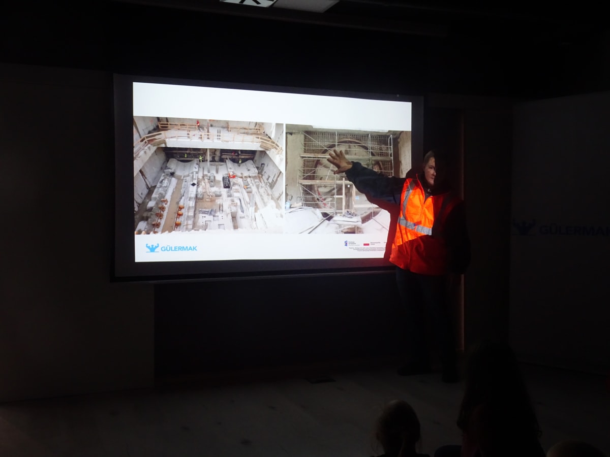 Miniaturka zdjęcia obrazującego osoby podczas wydarzenia pt.Warsztaty dla dzieci "Budowa II linii metra"