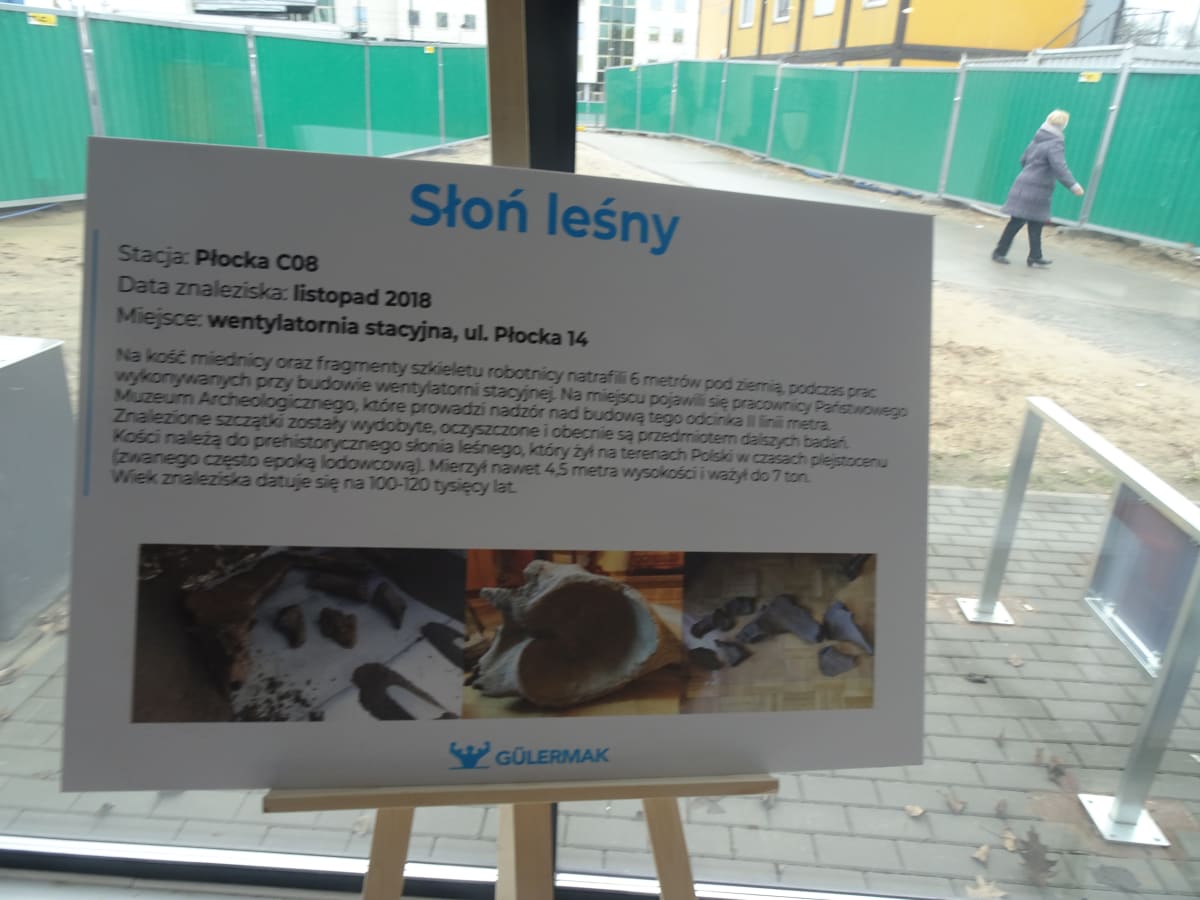 Miniaturka zdjęcia obrazującego osoby podczas wydarzenia pt.Warsztaty dla dzieci "Budowa II linii metra"