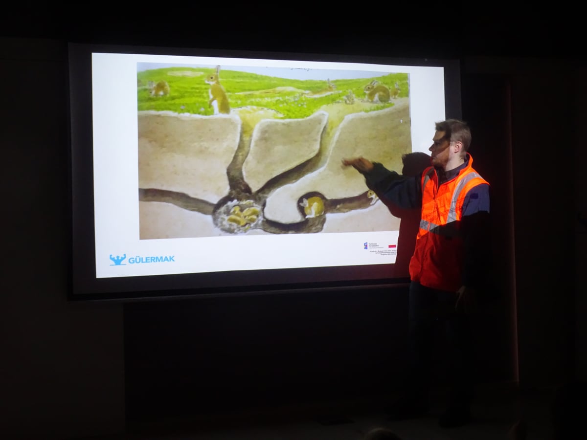 Osoby podczas wydarzenia pt.Warsztaty dla dzieci "Budowa II linii metra"