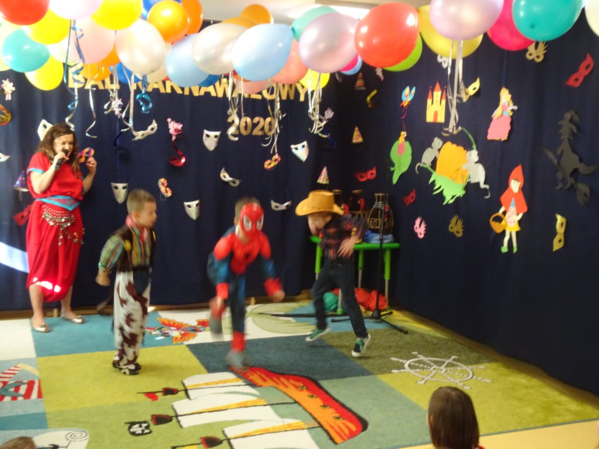 Miniaturka zdjęcia obrazującego osoby podczas wydarzenia pt.Bal Karnawałowy "Baśnie 1001 nocy"