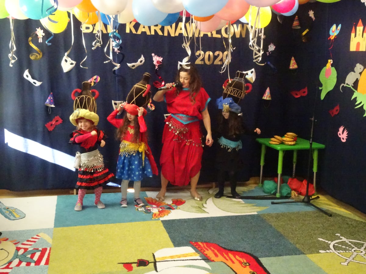 Miniaturka zdjęcia obrazującego osoby podczas wydarzenia pt.Bal Karnawałowy "Baśnie 1001 nocy"