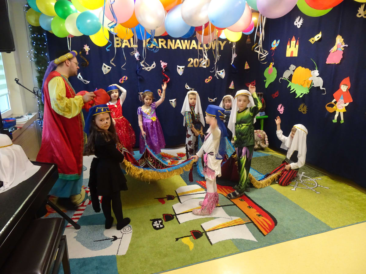 Miniaturka zdjęcia obrazującego osoby podczas wydarzenia pt.Bal Karnawałowy "Baśnie 1001 nocy"