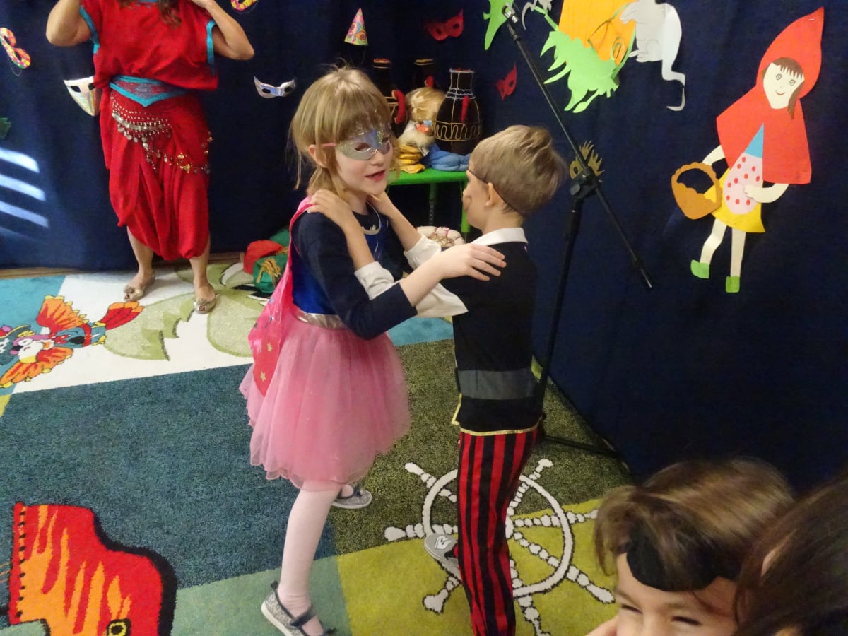 Miniaturka zdjęcia obrazującego osoby podczas wydarzenia pt.Bal Karnawałowy "Baśnie 1001 nocy"