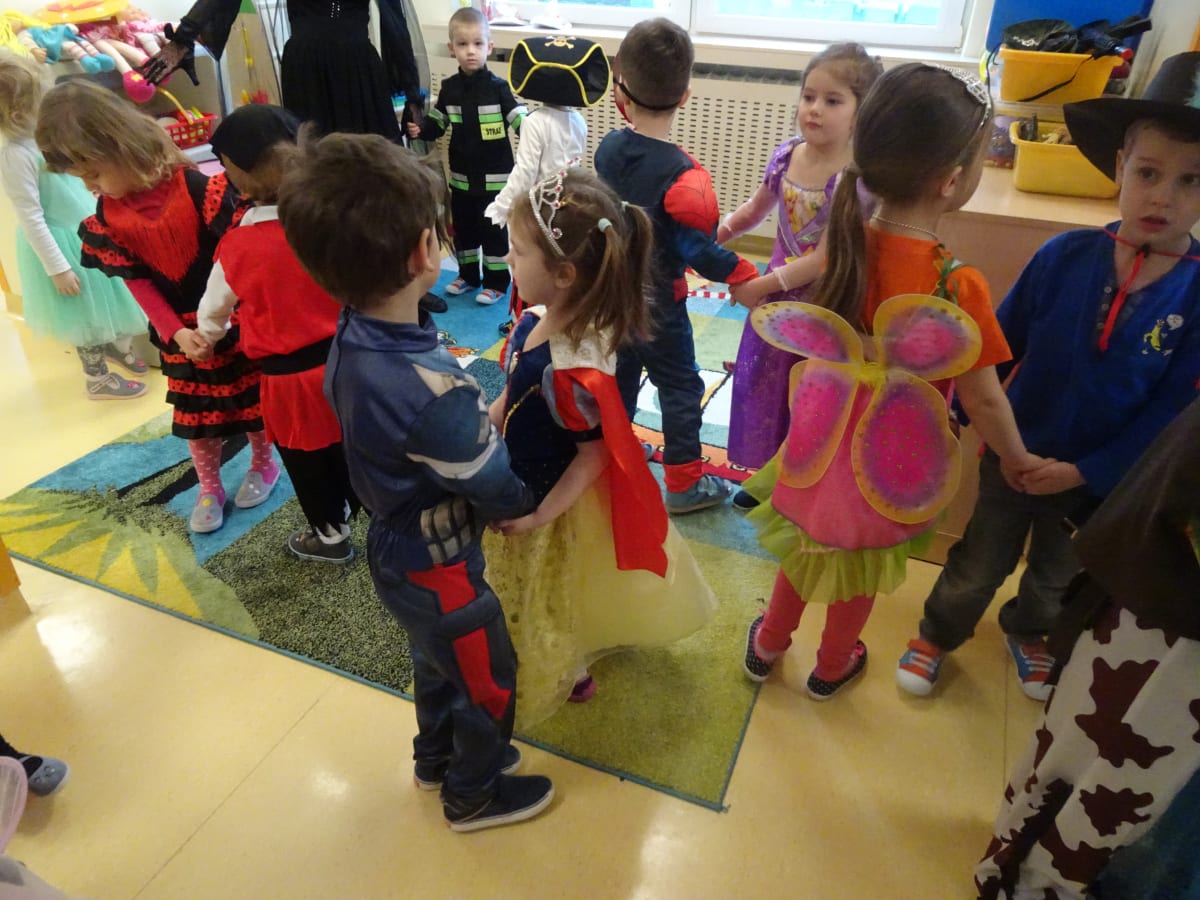 Miniaturka zdjęcia obrazującego osoby podczas wydarzenia pt.Bal Karnawałowy "Baśnie 1001 nocy"