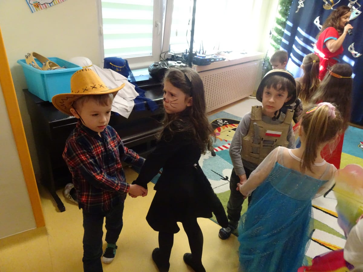 Miniaturka zdjęcia obrazującego osoby podczas wydarzenia pt.Bal Karnawałowy "Baśnie 1001 nocy"