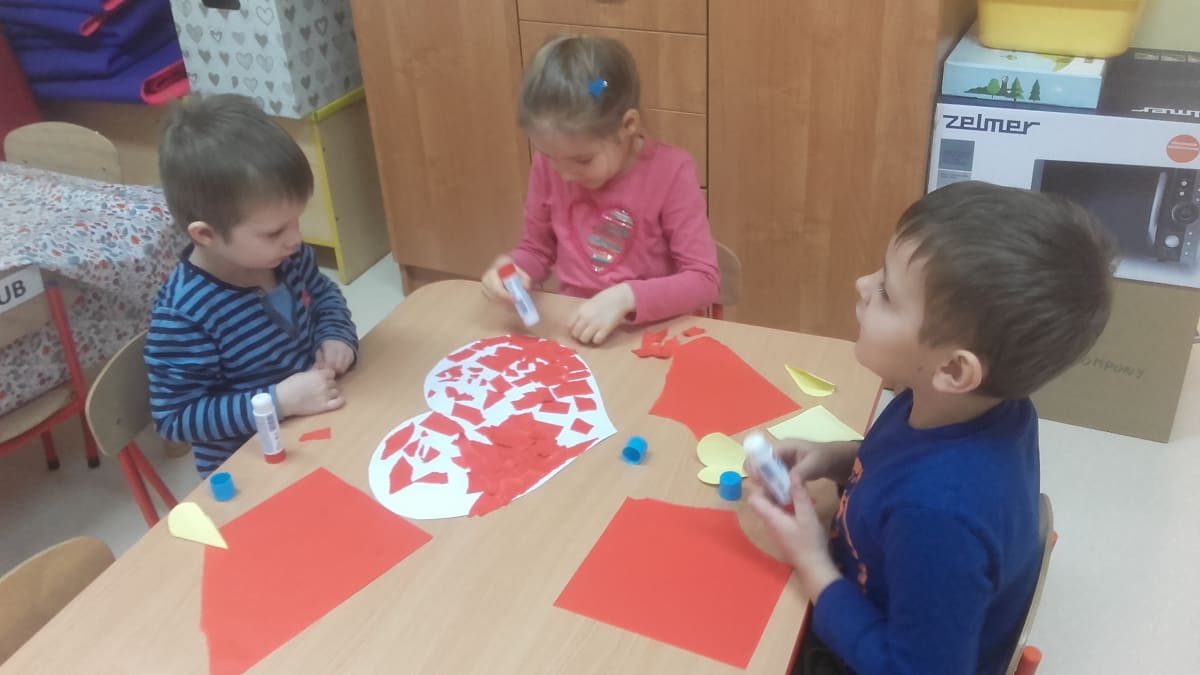 Miniaturka zdjęcia obrazującego osoby podczas wydarzenia pt.Walentynki