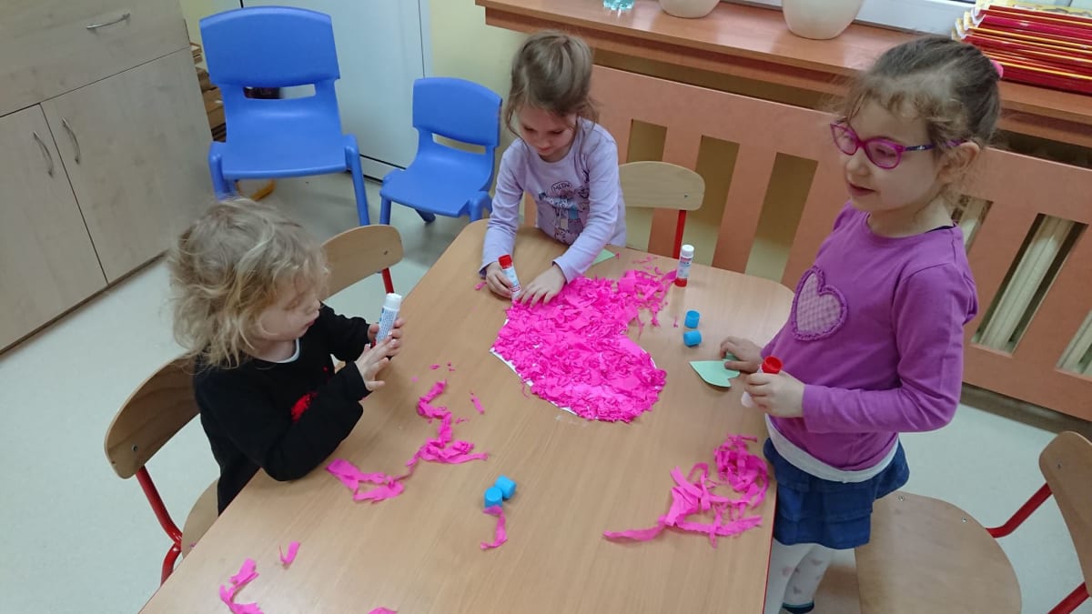 Miniaturka zdjęcia obrazującego osoby podczas wydarzenia pt.Walentynki