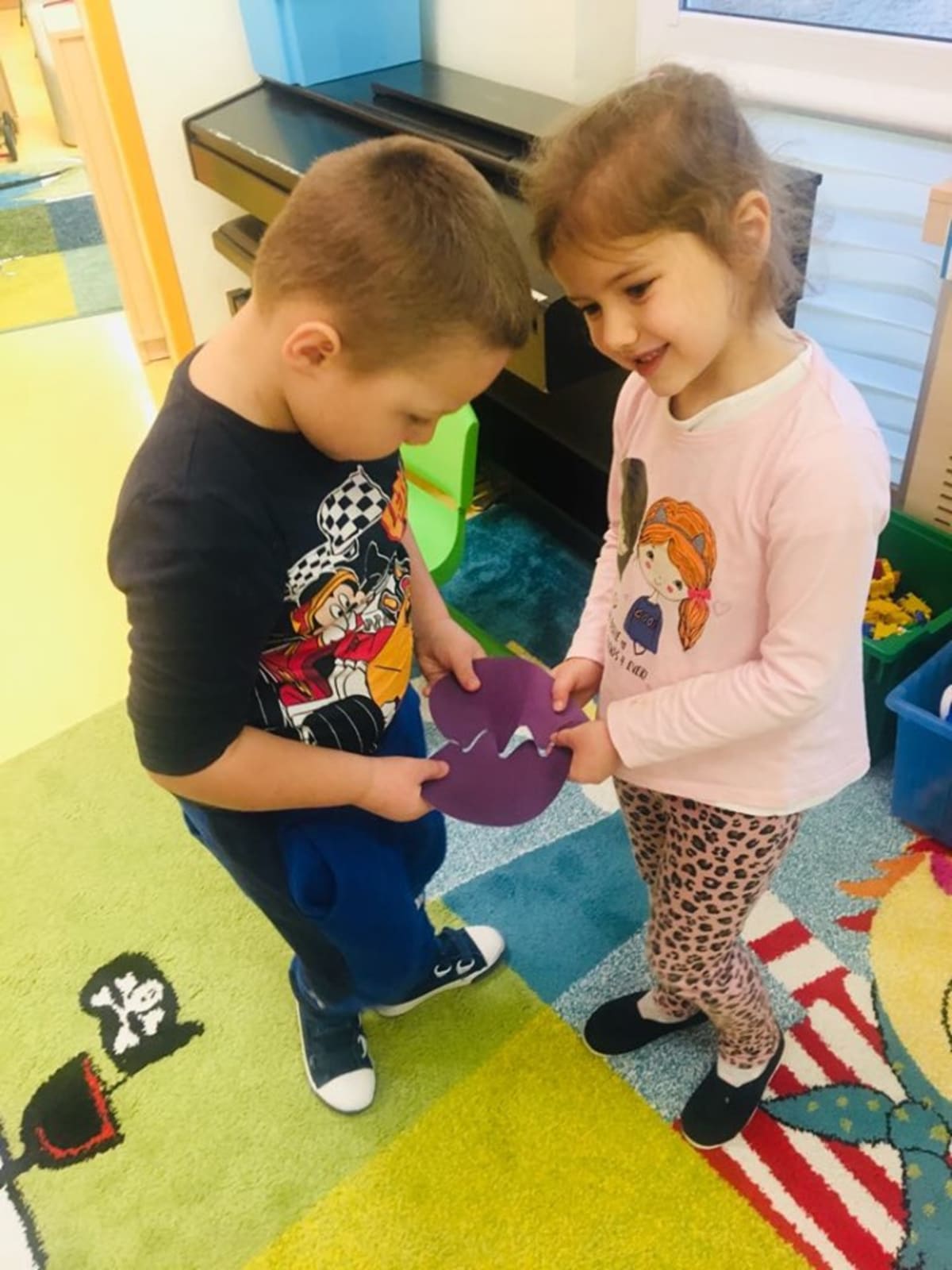 Miniaturka zdjęcia obrazującego osoby podczas wydarzenia pt.Walentynki