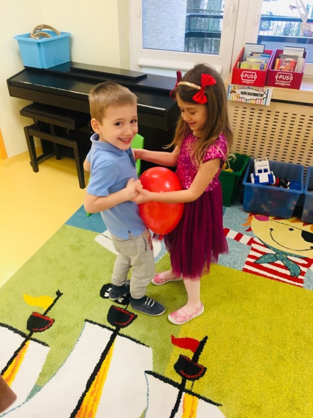 Miniaturka zdjęcia obrazującego osoby podczas wydarzenia pt.Walentynki