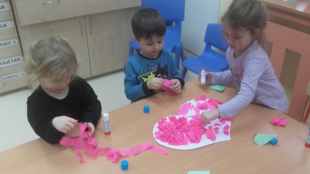 Miniaturka zdjęcia obrazującego osoby podczas wydarzenia pt.Walentynki