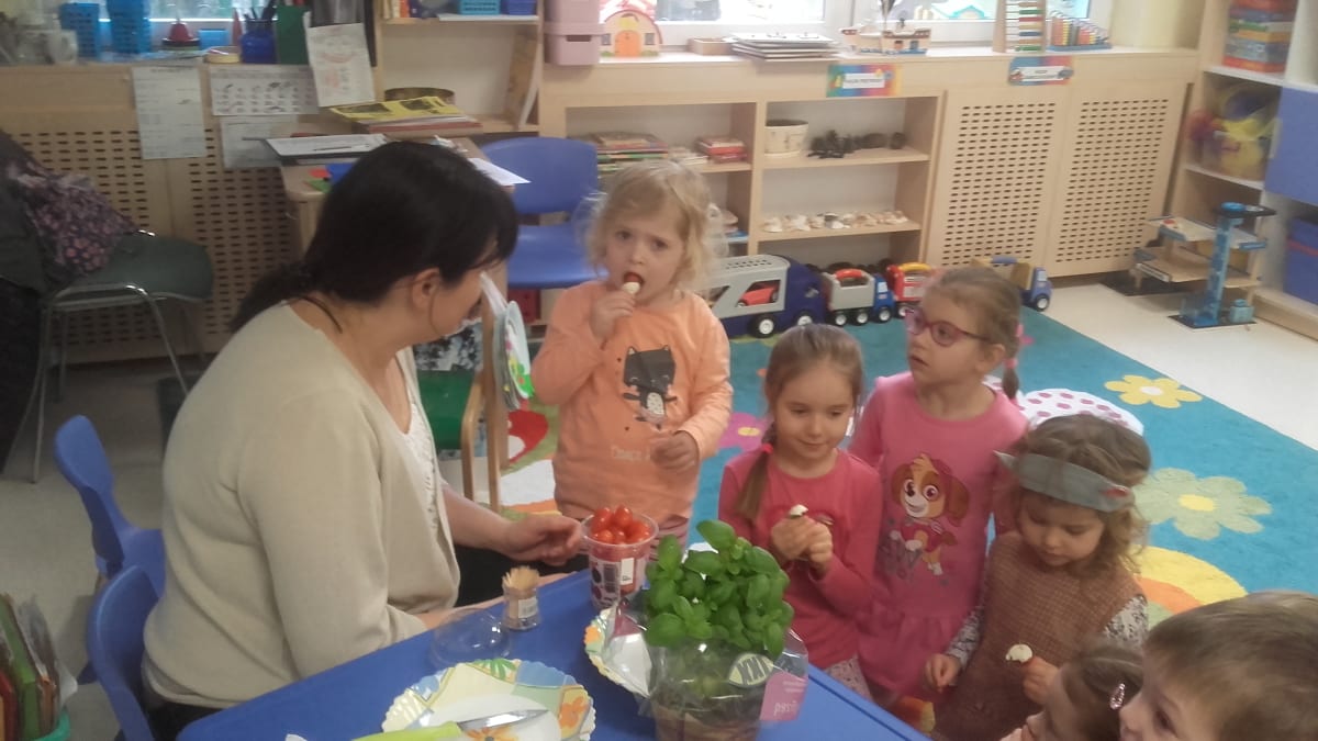 Miniaturka zdjęcia obrazującego osoby podczas wydarzenia pt.Dzień Pizzy