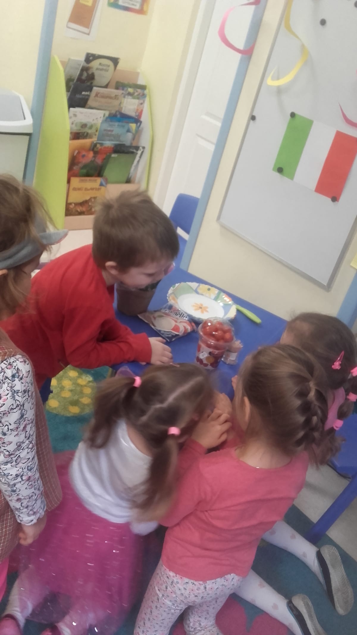 Miniaturka zdjęcia obrazującego osoby podczas wydarzenia pt.Dzień Pizzy