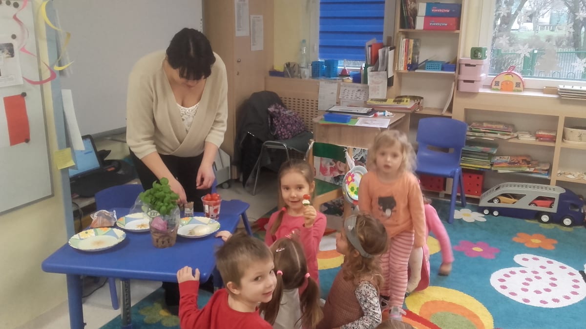 Miniaturka zdjęcia obrazującego osoby podczas wydarzenia pt.Dzień Pizzy