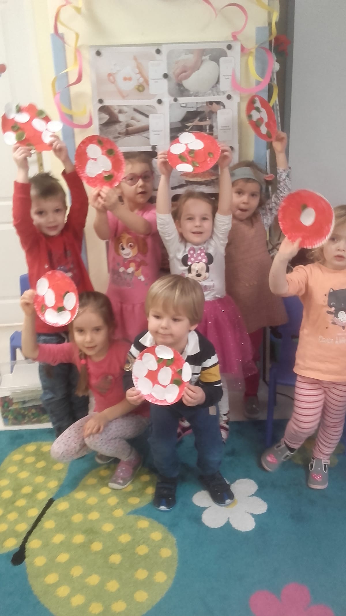 Miniaturka zdjęcia obrazującego osoby podczas wydarzenia pt.Dzień Pizzy