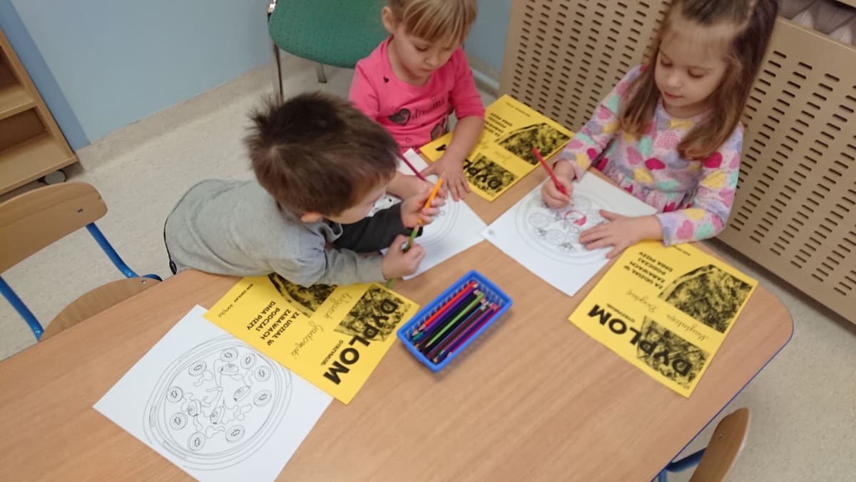 Miniaturka zdjęcia obrazującego osoby podczas wydarzenia pt.Dzień Pizzy