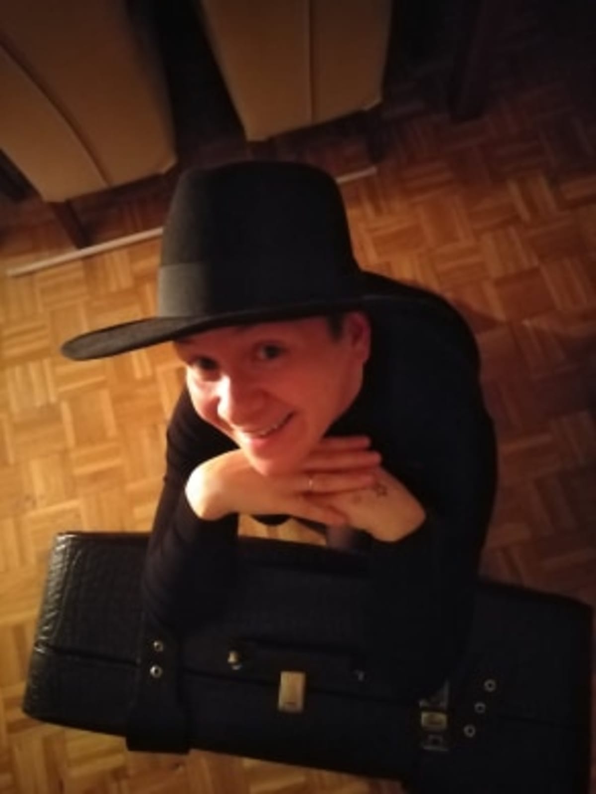 Miniaturka zdjęcia obrazującego osoby podczas wydarzenia pt.Bajeczki z walizeczki