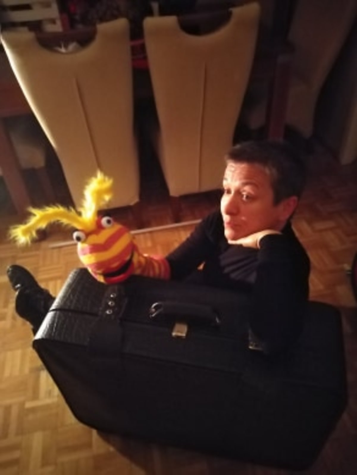 Miniaturka zdjęcia obrazującego osoby podczas wydarzenia pt.Bajeczki z walizeczki