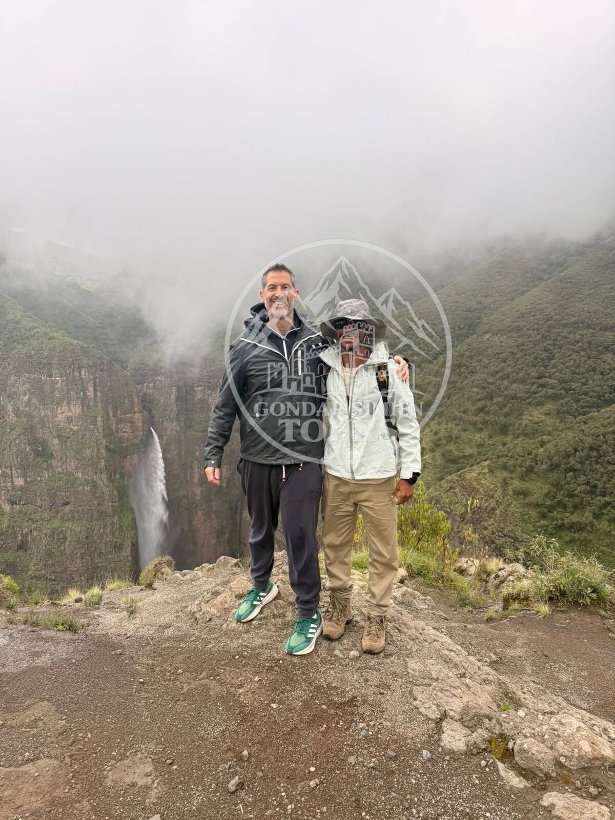 Dos visitantes en el mirador de la cascada Jinbar