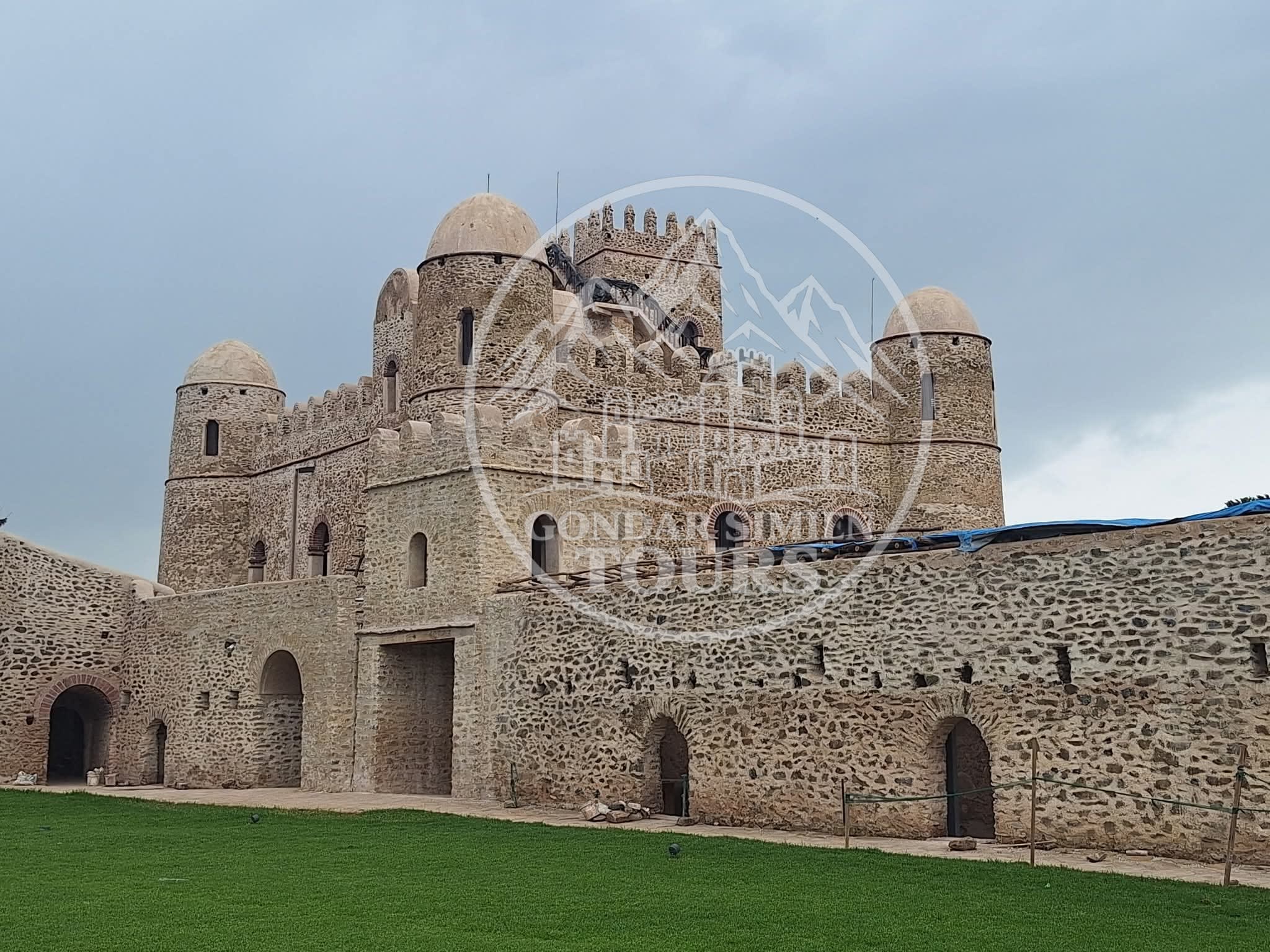 Steinburg und Türme von Fasil Ghebbi in Gondar