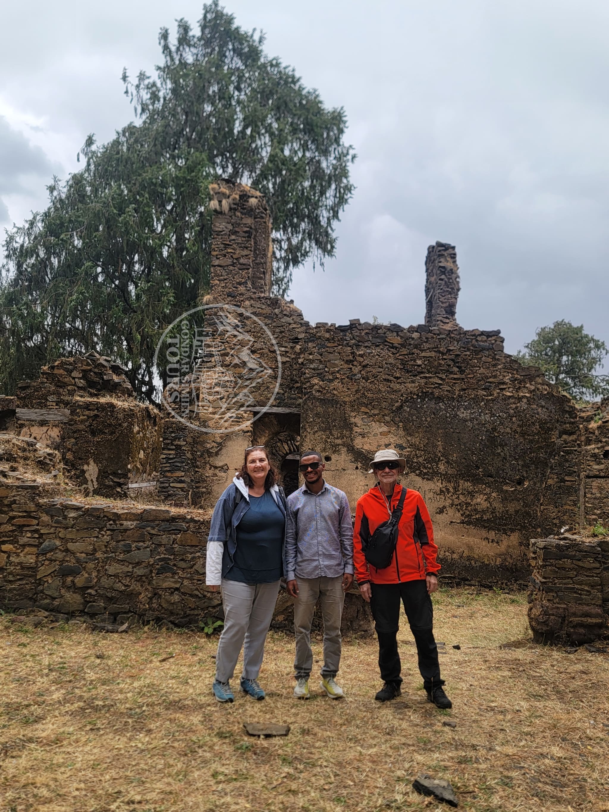 Des visiteurs près des ruines en pierre de Kuskuam